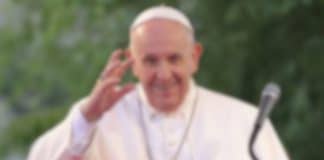 A freira que quebrou o protocolo ao chorar diante do caixão do Papa fala e confirma os rumores