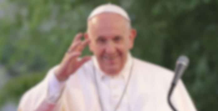 A freira que quebrou o protocolo ao chorar diante do caixão do Papa fala e confirma os rumores