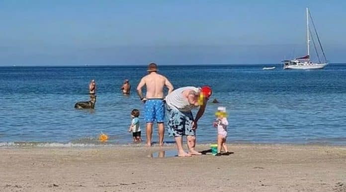 Uma foto de família na praia viraliza depois que internautas descobrem um detalhe assustador