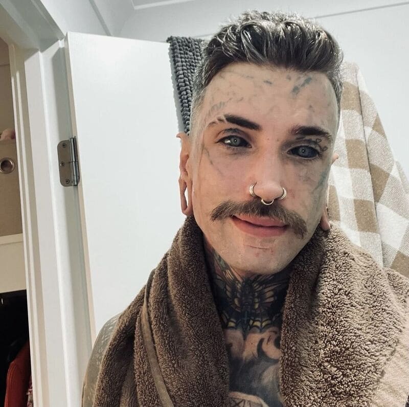 revistapazes.com - Pai com o corpo completamente coberto de tatuagens se transforma pelo bem de sua filhinha