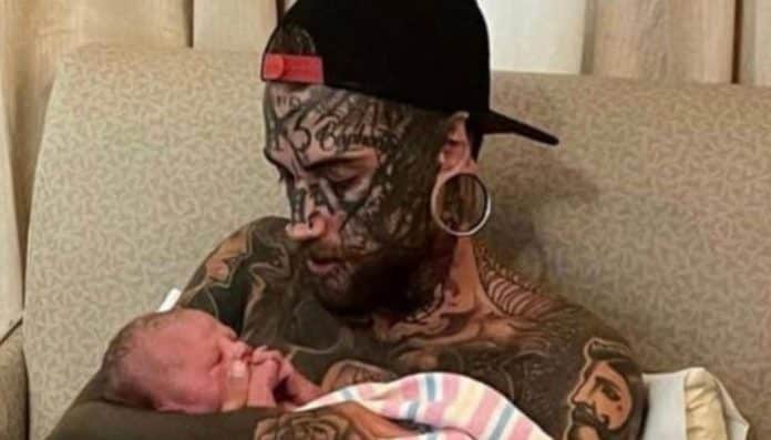 Pai com o corpo completamente coberto de tatuagens se transforma pelo bem de sua filhinha