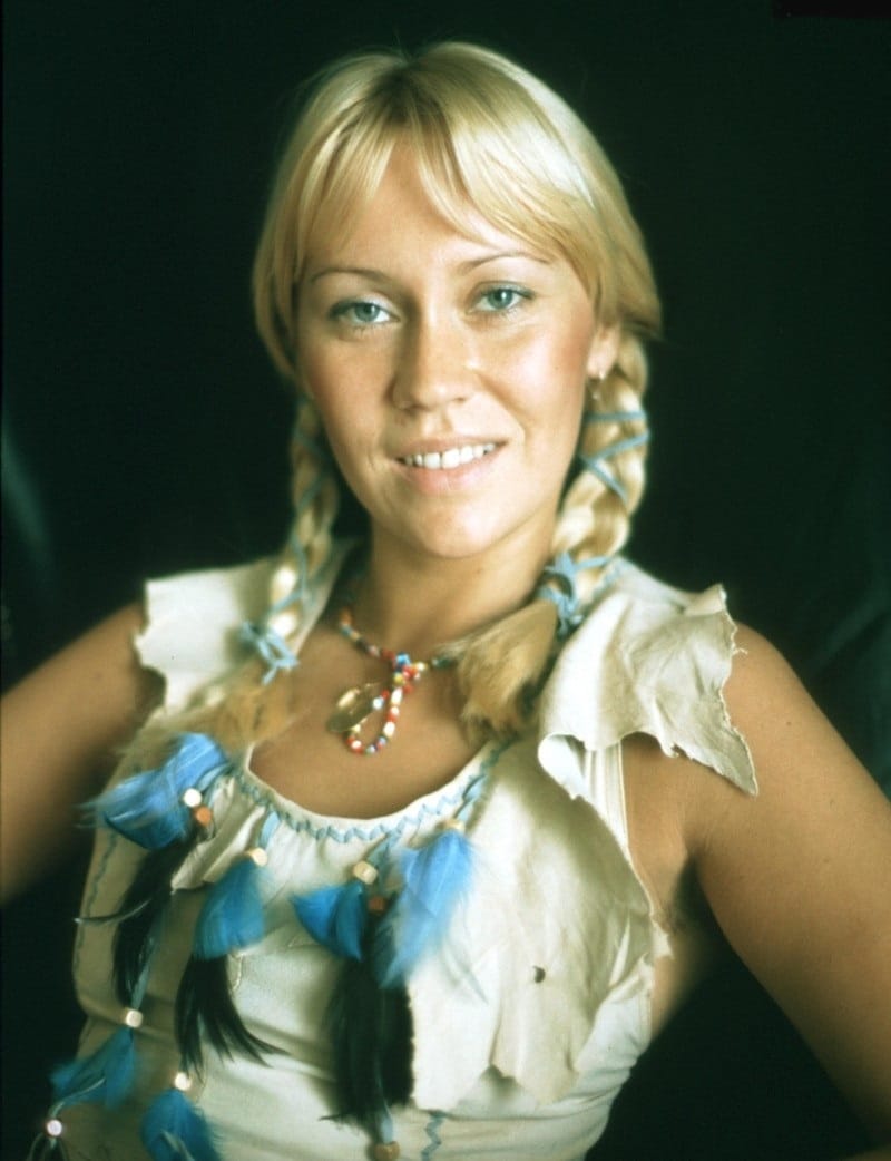 revistapazes.com - Como ela est&aacute; hoje? Aos 17 anos, ela conquistou o topo das paradas; depois de brilhar no ABBA, escolheu viver longe dos holofotes