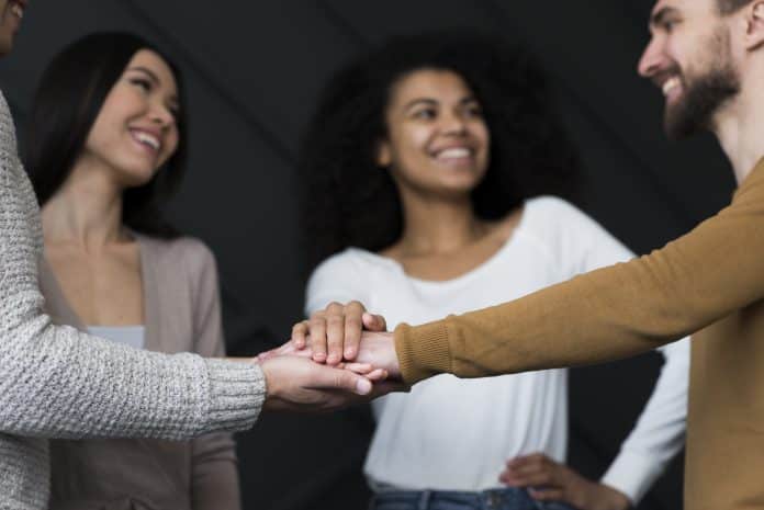 Em tempos de inteligência artificial, como preservar a autenticidade nas relações humanas?